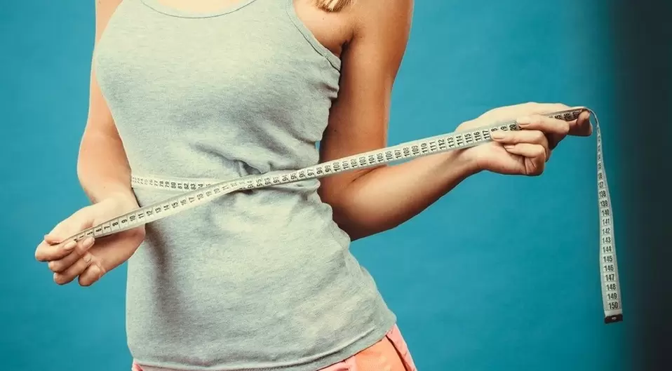 Vajza e hollë rregullon rezultatet e humbjes së peshës në një javë